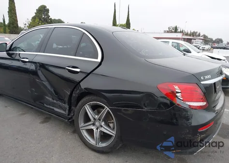 2017 Mercedes-Benz E 300 z USA, uszkodzony, nr VIN WDDZF4JB8HA221645